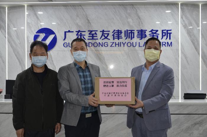市司法局副局長、市律師行業(yè)黨委書記劉軍向我所贈送口罩