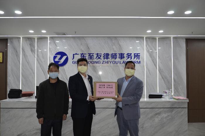 市律師協(xié)會會長葉勇、秘書長黃惠忠向我所贈送口罩